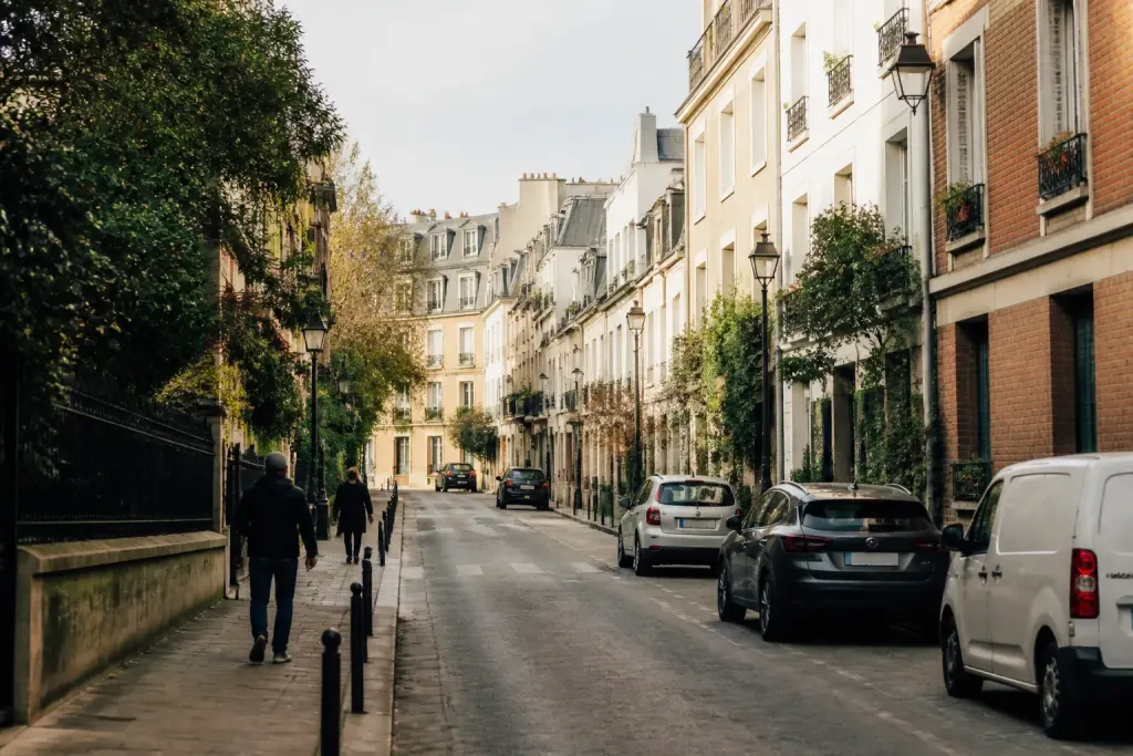Rue animee avec commerces habitants et eclairage public