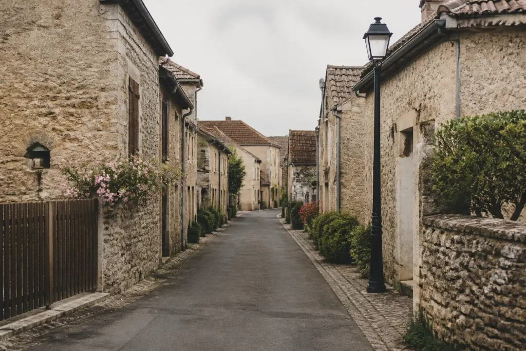 Rue calme bordee de maisons en pierre avec lampadaire