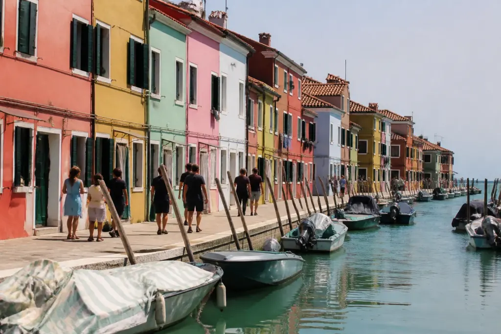 Rues animees maisons colorees et eau turquoise