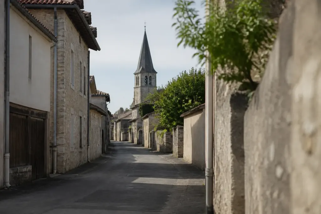 Rues calmes d'une petite ville avec clocher en pierre