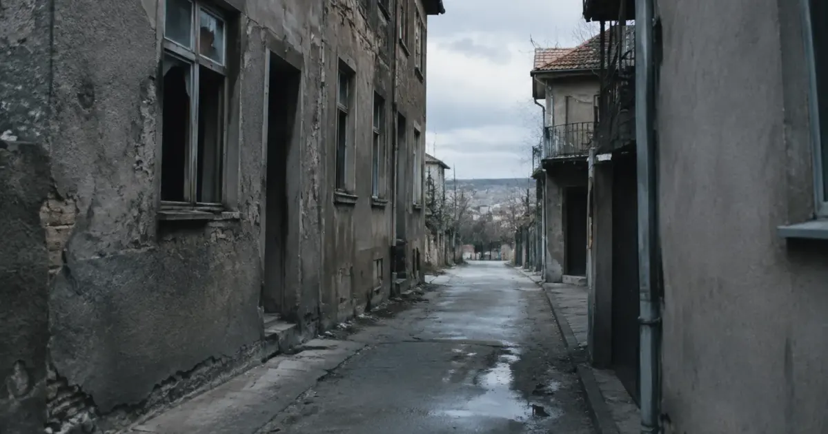 Rues vides facades grises batiments endommages ruelles sombres