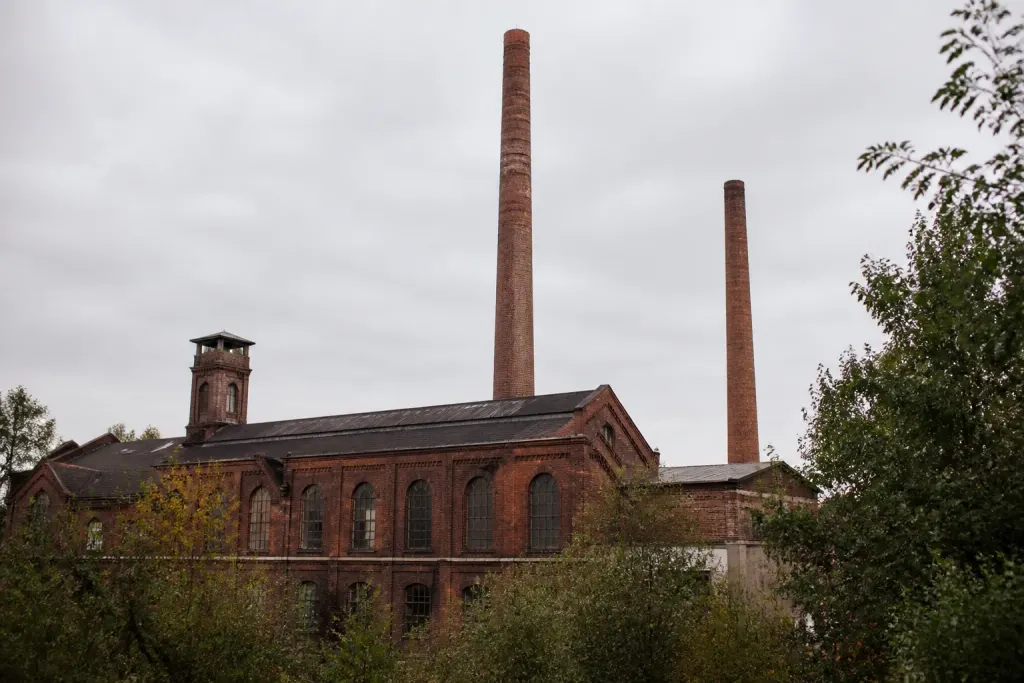 Vieilles usines de briques rouges avec hautes cheminees