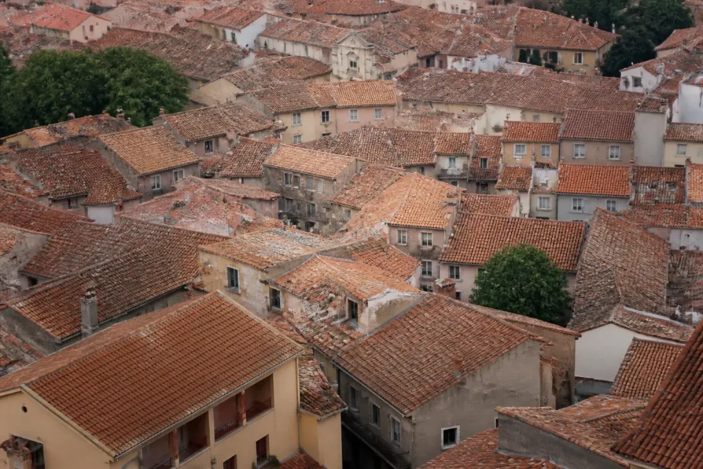 Vue aerienne de maisons aux toits de tuiles rouges