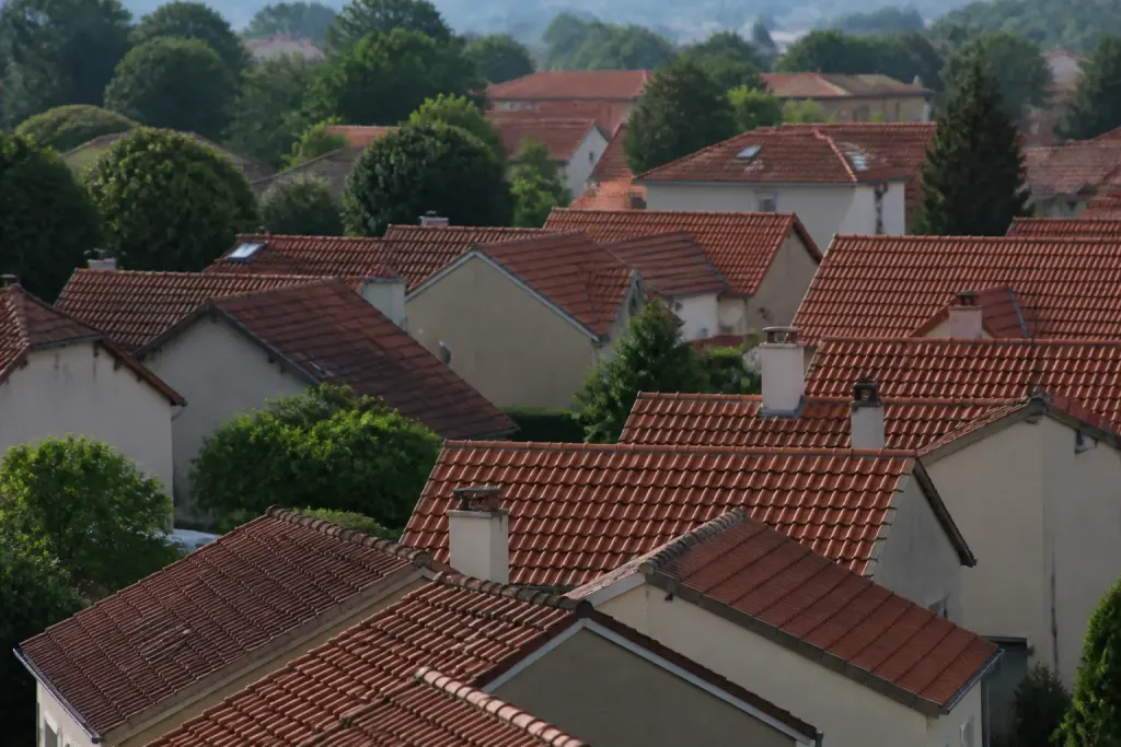 Vue aerienne de pavillons aux toits de tuiles rouges