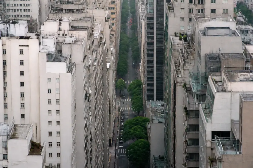 Vue aerienne de tours serrees bordant une avenue